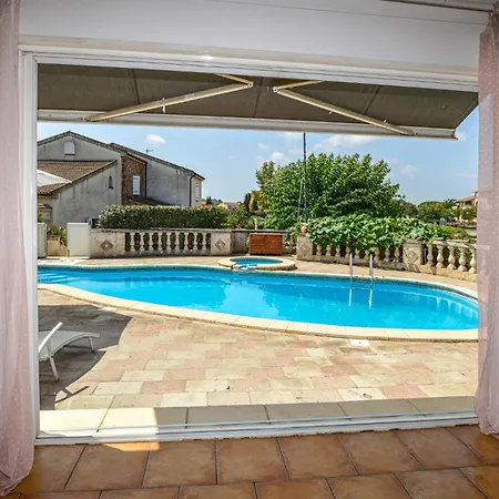 Holiday home Lovely In With Outdoor Swimming Pool
